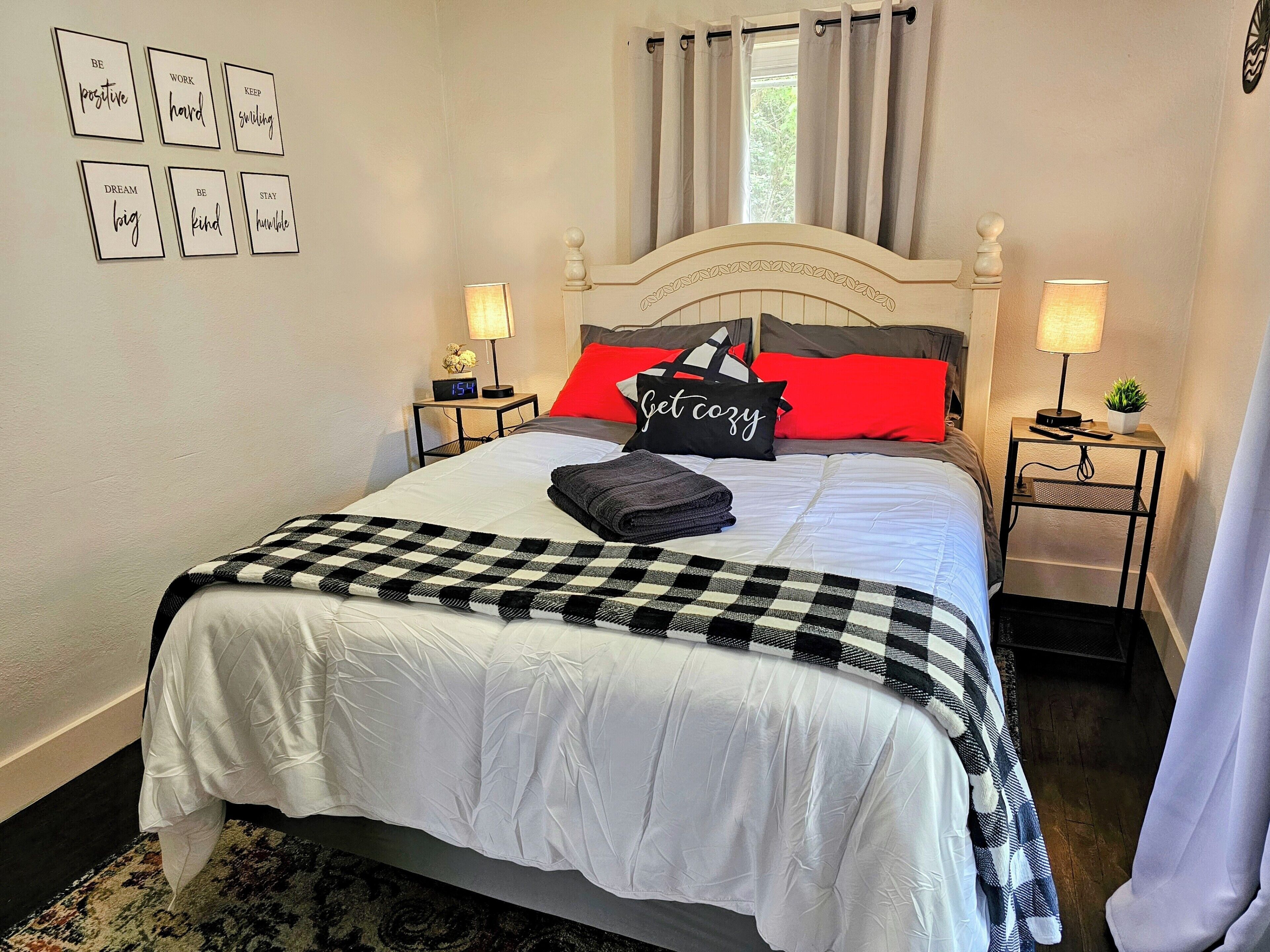 2 chambres, bureau, fer et planche à repasser, lit de bébé portatif