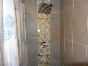 Douche, sĂšche-cheveux, serviettes fournies, savon