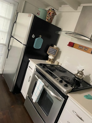 Refrigerador, microondas, horno y parrilla de estufa 