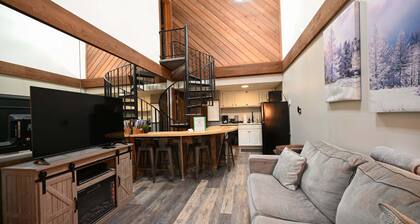 Fresh updates! new KING bed! Schuss Golf-pool 2 bedrm,2 full baths sleeps 8