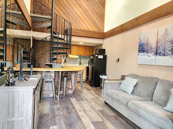 Smart TV, offices - Ski in Ski out. Steps to yellow lift at Schuss. 2 bedroom,2 full baths, sleeps 8 (Mancelona)