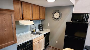 Fridge, microwave, stovetop, dishwasher