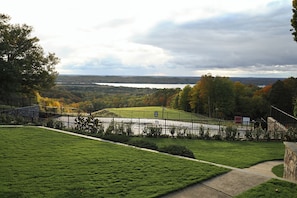 Property grounds - Ski in Ski out. Steps to yellow lift at Schuss. 2 bedroom,2 full baths, sleeps 8 (Mancelona)