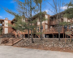 Exterior - Ski in Ski out. Steps to yellow lift at Schuss. 2 bedroom,2 full baths, sleeps 8 (Mancelona)