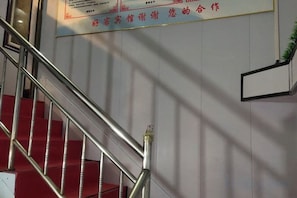 A staircase with metal railings and red steps. - Xi'an Lianhu District Hospitality Hotel (Xi'an)