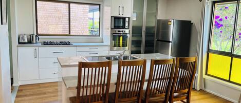 Frigorífico, microondas, horno y placa de cocina