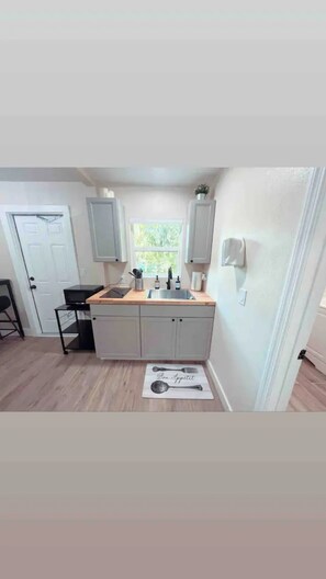 Kylskåp, mikrovågsugn, spishäll och diskmaskin