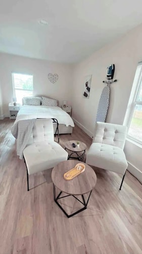 Sun & Speedway Villa - Centrally located to everything.