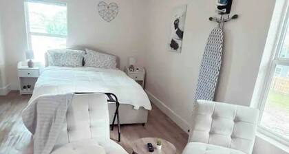 Sun & Speedway Villa - Centrally located to everything.