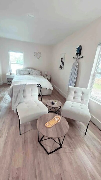 Sun & Speedway Villa - Centrally located to everything.