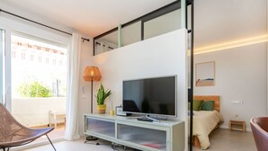 1 soverom, skrivebord, strykejern/-brett og internettilgang