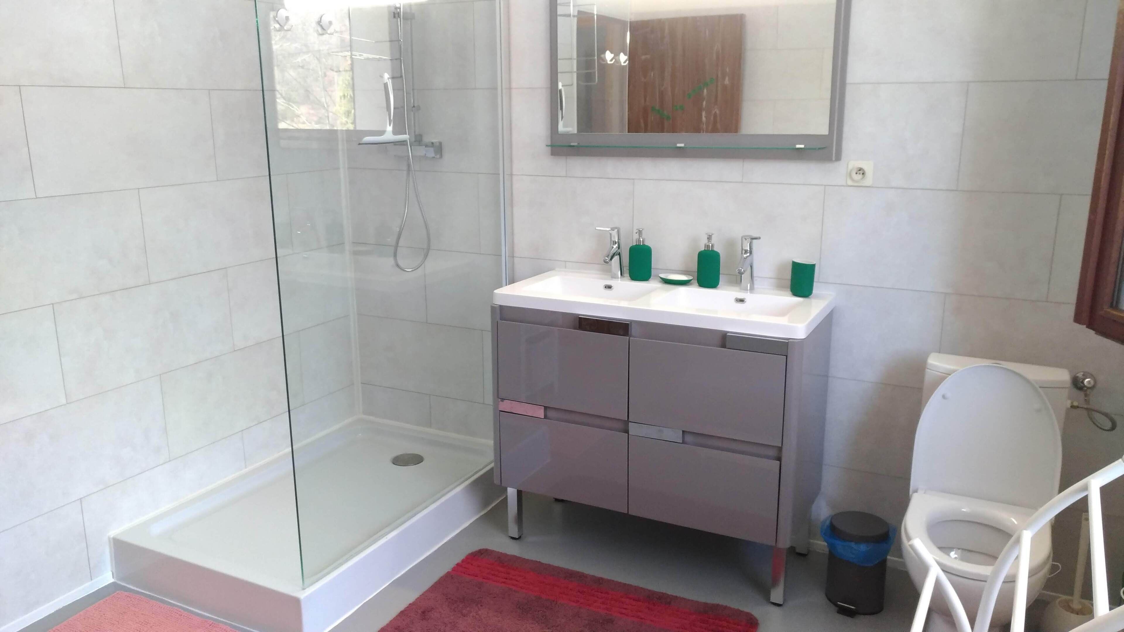 Een douche, een haardroger, een bidet