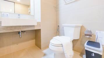 Superior Premier Room | Badkamer | Een douche, een haardroger, handdoeken, zeep