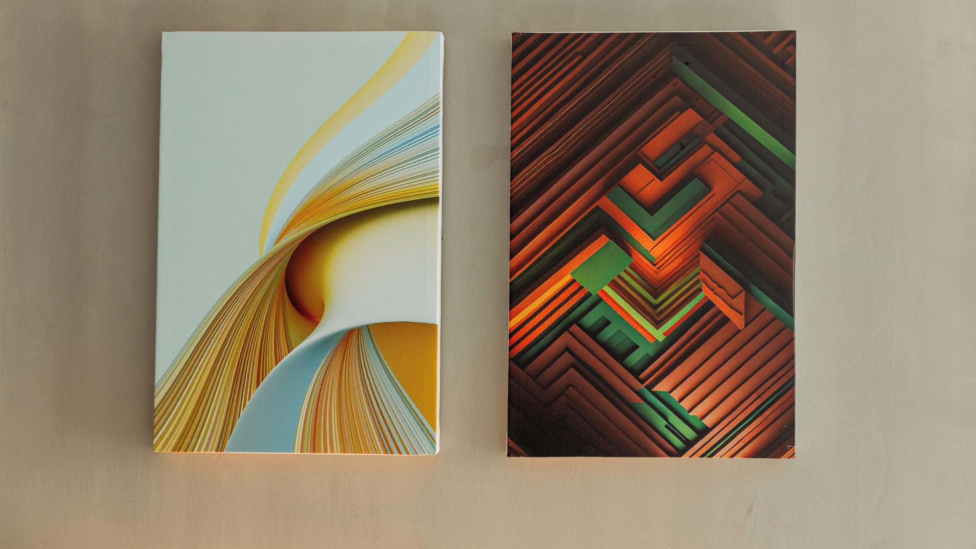 Deux tableaux abstraits aux motifs géométriques et aux couleurs vives.