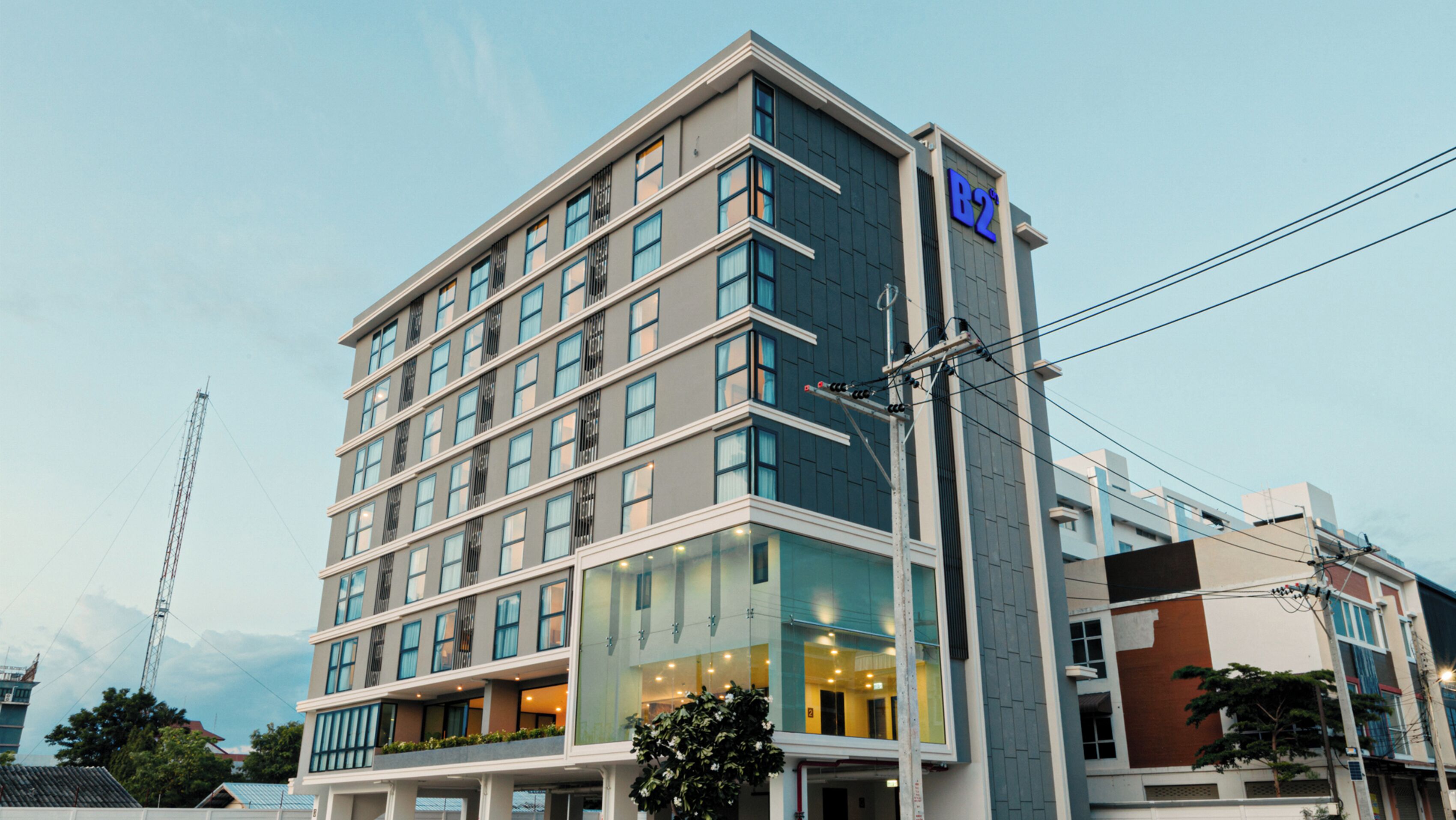 Un hôtel à plusieurs étages, doté d’une architecture moderne, et dont la façade est ornée d’une grande enseigne « B2 ».