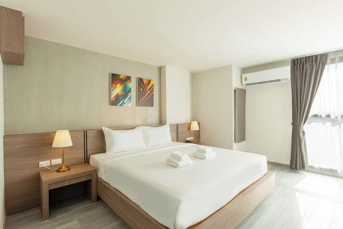 In-room safe, desk, free WiFi, bed sheets