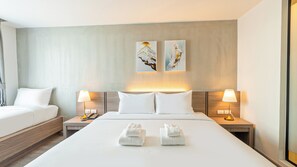 Habitació triple Deluxe | Caixa forta a l'habitació, escriptori, wifi gratuïta i roba de llit