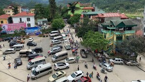 A busy parking lot with multiple vehicles and people. - Bac Ha Hotel Lao Cai- by Bay Luxury (Bac Ha)