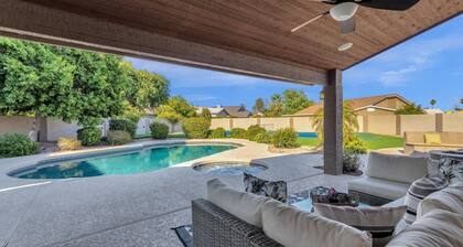 Pickleball, Pool, Hot tub, Firepit, Mini-putt, 5 BRs, Sleeps up to 15! Luxury
