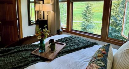 Large Cozy Townhouse Ski-in / Ski-out to Super Bee, Private Washer /Dry & Garage