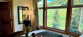 Large Cozy Townhouse Ski-in / Ski-out to Super Bee, Private Washer /Dry & Garage