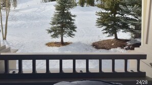 A snowy mountain landscape with trees and a clear sky. - Large Cozy Townhouse Ski-in / Ski-out to Super Bee, Private Washer /Dry & Garage (Frisco)
