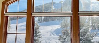 Large Cozy Townhouse Ski-in / Ski-out to Super Bee, Private Washer /Dry & Garage