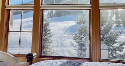 Large Cozy Townhouse Ski-in / Ski-out to Super Bee, Private Washer /Dry & Garage