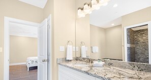 Sèche-cheveux, serviettes fournies