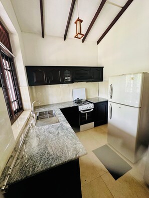 Fridge, microwave, oven, electric kettle - CASA WINNIE with a beautiful garden (Kelaniya)