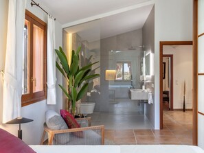 4 Schlafzimmer, Schreibtisch, Bügeleisen/Bügelbrett, WLAN