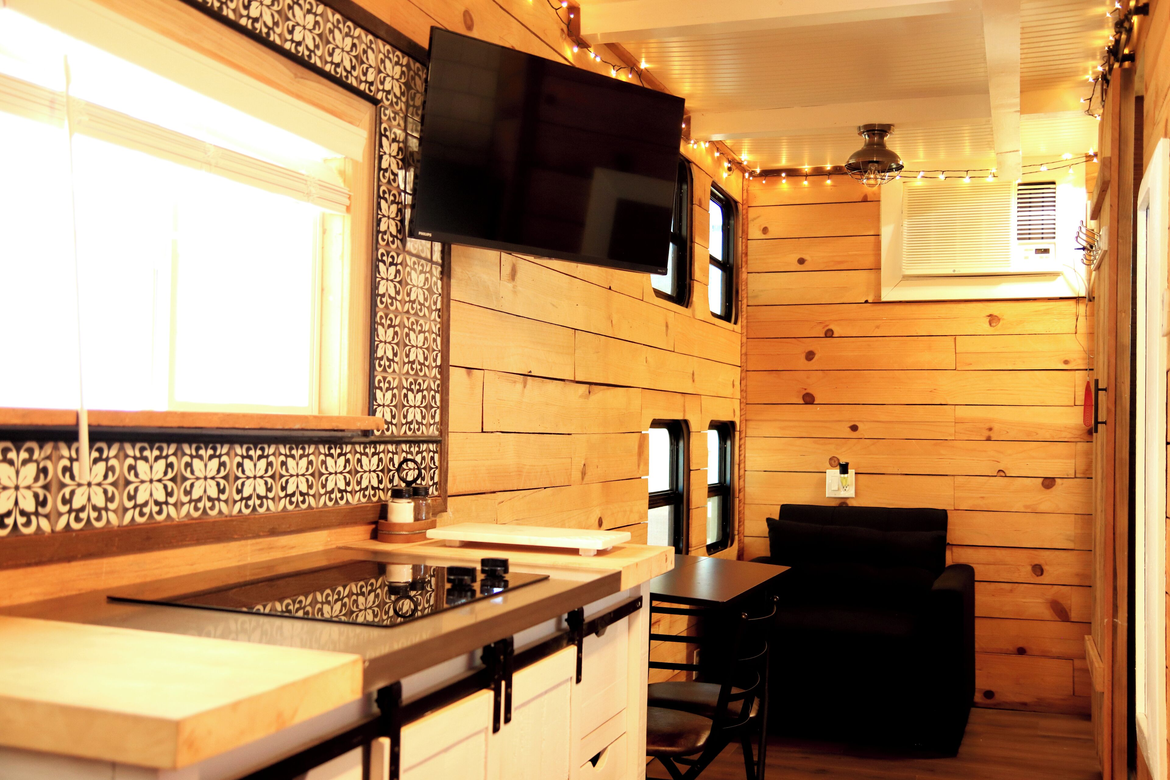 Refrigerador, microondas, parrilla de estufa y cafetera y tetera 