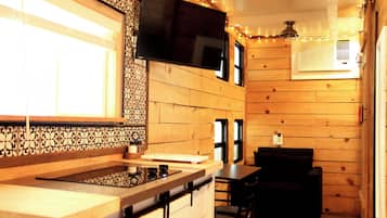 Refrigerador, microondas, parrilla de estufa y cafetera y tetera