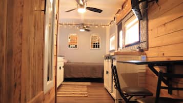 1 habitación, tabla de planchar con plancha, wifi gratis y ropa de cama