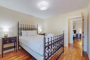 3 bedrooms, desk, iron/ironing board, free WiFi