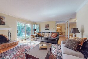 Smart-TV, Kamin, Bücher