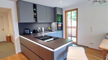 Wasserkocher mit Kaffee-/Teezubehör, Kühlschrank, Ofen, Geschirrspüler