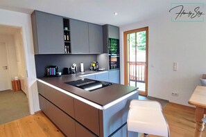 Jääkaappi, uuni, astianpesukone, kahvin-/teenkeitin