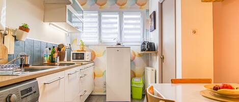 Køleskab, mikrobølgeovn, brødrister, køkkentøj/tallerkener/redskaber