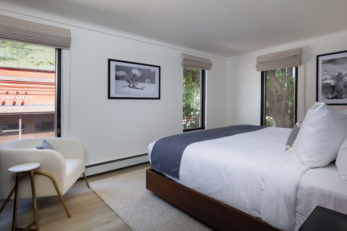 Luxury Room, 1 King Bed, Mountain View | Premium bedding, pillowtop beds, in-room safe, blackout drapes