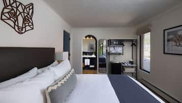 Luxury Room, 1 King Bed, Mountain View | Premium bedding, pillowtop beds, in-room safe, blackout drapes
