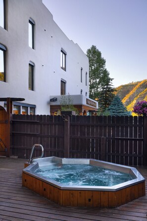 Outdoor spa tub - Eagle River Inn (Minturn)