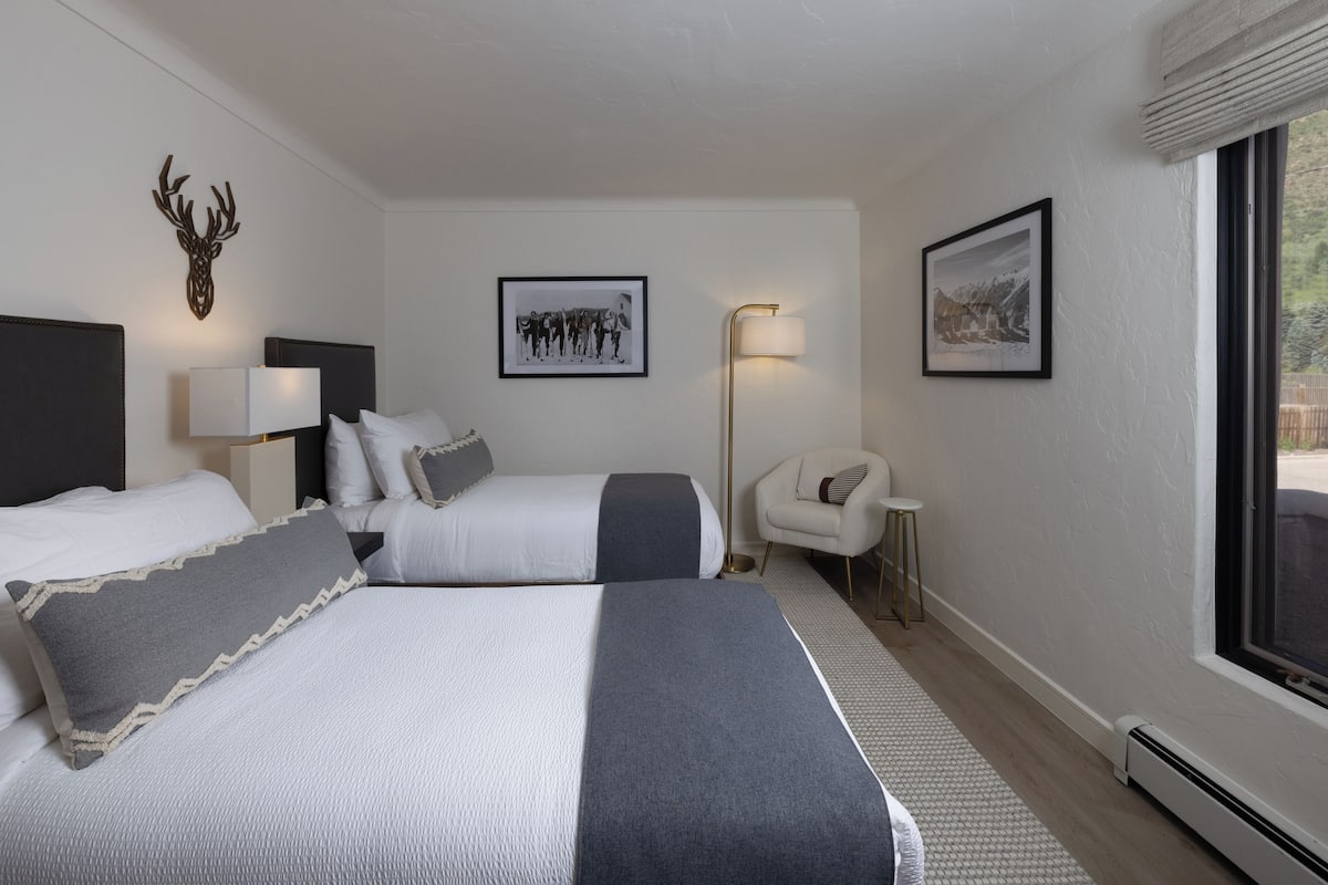 Luxury Room, 2 Twin Beds, Mountain View | Premium bedding, pillowtop beds, in-room safe, blackout drapes