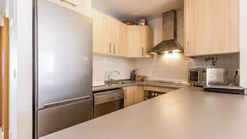 Een koelkast, een oven, een kookplaat, een vaatwasser