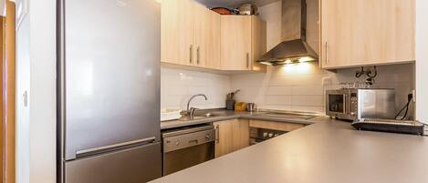 Refrigerador, horno, parrilla de estufa y lavavajillas