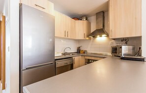 Kjøleskap, ovn, kokeplater og oppvaskmaskin