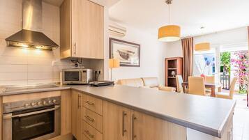 Een koelkast, een oven, een kookplaat, een vaatwasser