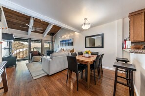 Amplia sala de estar con mesa de comedor, sofás y chimenea.
