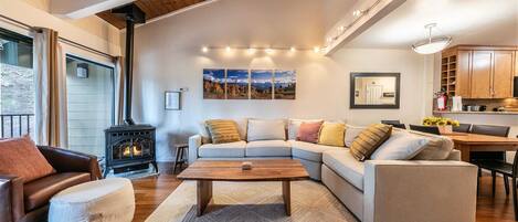 Fernseher, Kamin, Stereoanlage, Arbeitsbereiche