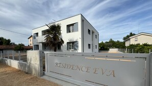 A modern two-story house with a gated entrance labeled "RESIDENCE EVA". - Residence Eva 4 - Carraro Immobiliare Jesolo (Cavallino-Treporti)
